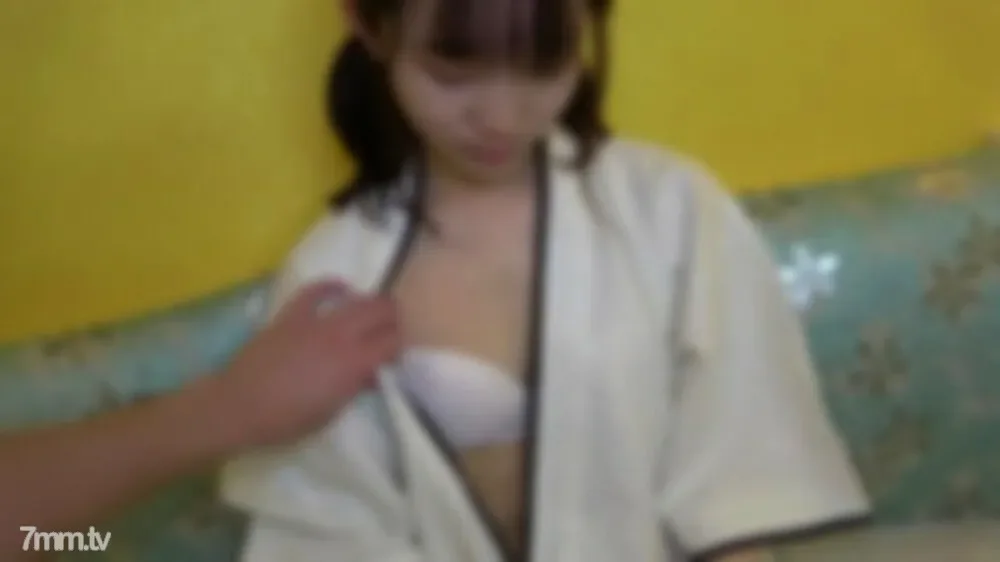 FC2-PPV-2675172 A teenage runaway girl with a feeling of sadness. The pussy is innocent while the big chestnut is growing in a fair-skinned slender figure. The pant voice does not stop at the first mass squirting in life, and a large amount of vagina...