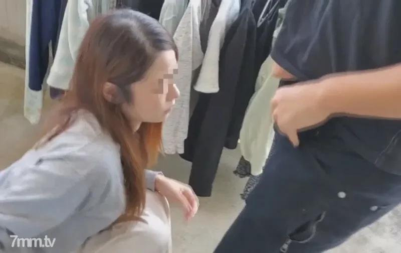 FC2-PPV-2546605 34 minutes Three men visit the house the day after Christmas  A mother who puts her daughter in the cold sky is forcibly playd and her husband's debt is conceived as a substitute.