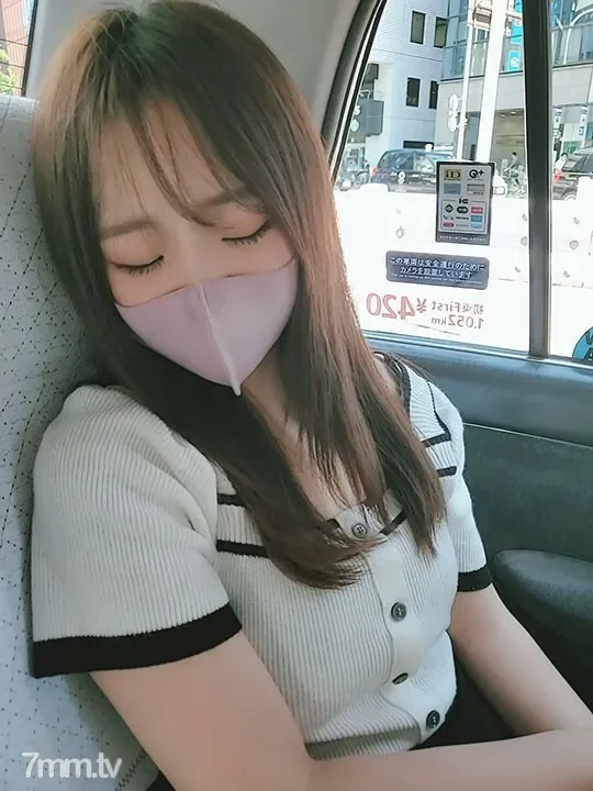 FC2-PPV-3037045 [Owned work / outflow] A junior girlfriend who is fair-skinned and slender and has good sensitivity.  - While listening to her boyfriend's complaints, she brought her to her room and ejaculated over her raw vagina.