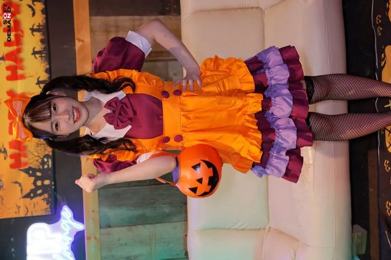 [SDMM-14804] Reverse Magic Mirror Van. Shibuya Halloween edition. “Don’t you want to see cosplayer Erika’s live sex?” She boldly shows her intense orgasms, unaware of the crowd watching.