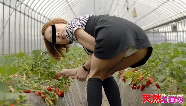 10musume-062310_01 Simultaneous development of both holes with toys!