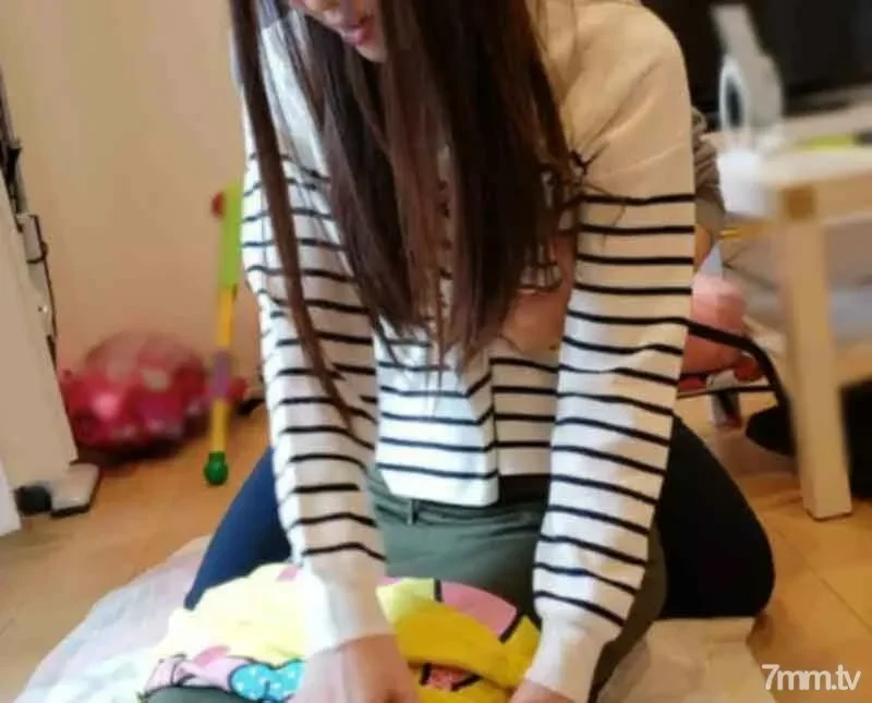 FC2-PPV-998871 Individual  While the housework is not over ... A beautiful young wife who is fucked in the living room.