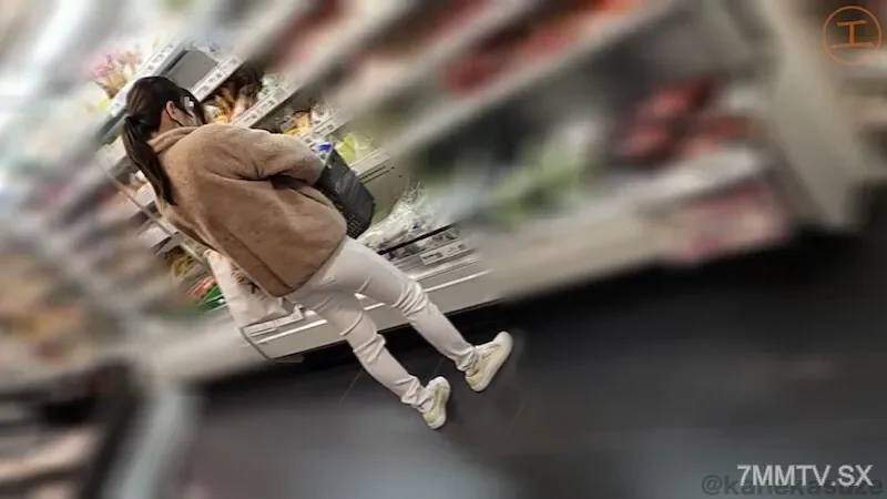 FC2-PPV-3200723 Individual  A petite young wife who looks good with a ponytail on beautiful breasts, after capturing a stakeout during repayment delinquency, exposed outdoors and teased in the kitchen and put out a large amount of vaginal cum shot in...