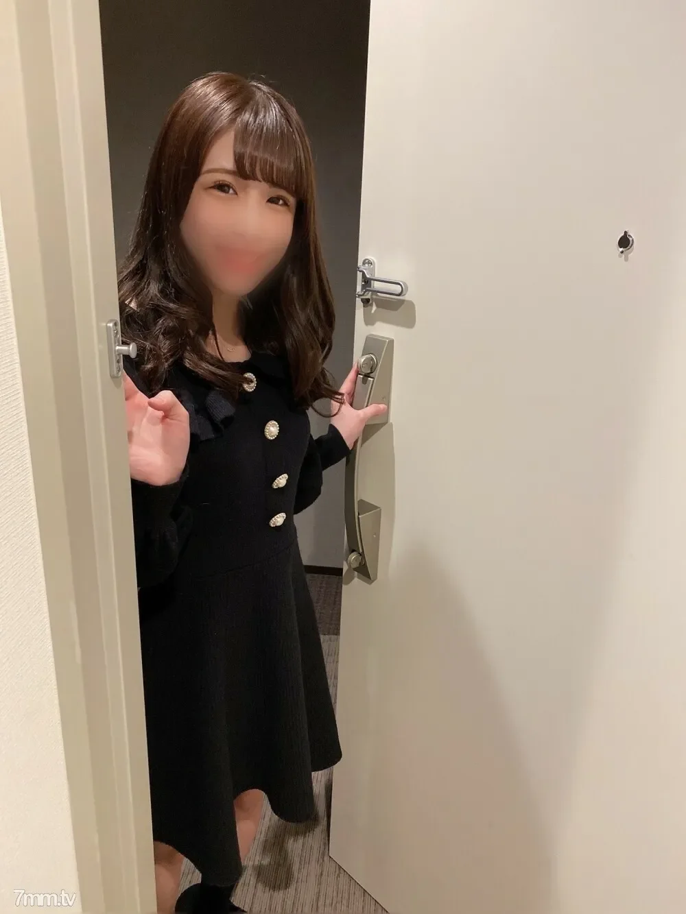 FC2-PPV-1758998 Dreams come true ♪  Suddenly double immediate at the entrance. A beautiful girl with a first-class smile will visit the fan's home. Being put out in a solid manner and getting pregnant 〇 Inevitable