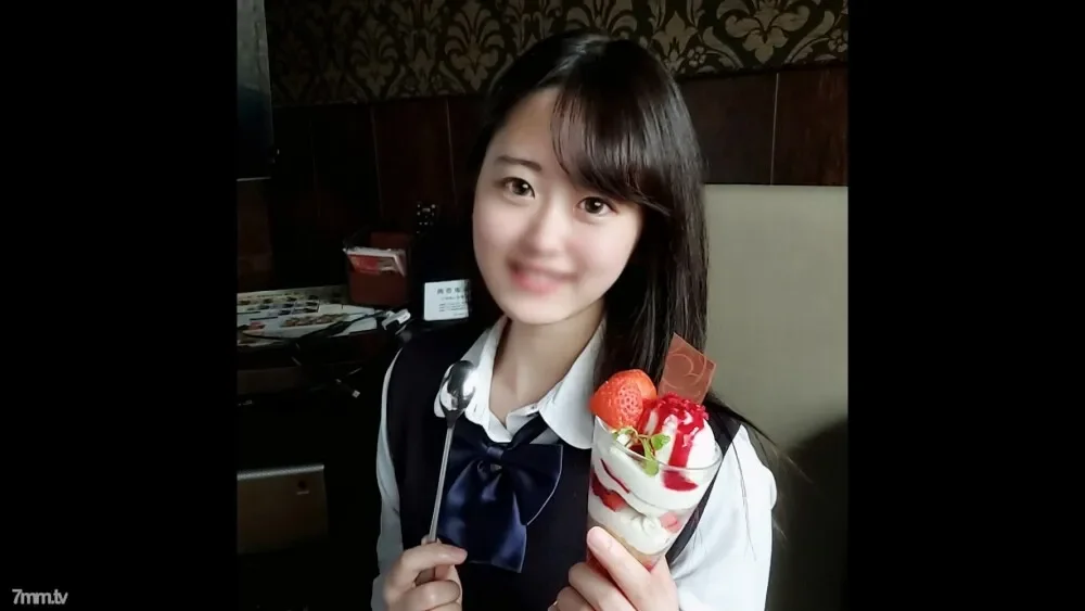 FC2-PPV-2117800 First shot! !! Limited number! Uncensored  Absolute area of teenagers seen on the platform of the station! Innocent schoolgirl who does not doubt is brought into a closed room and vaginal cum shot! !!