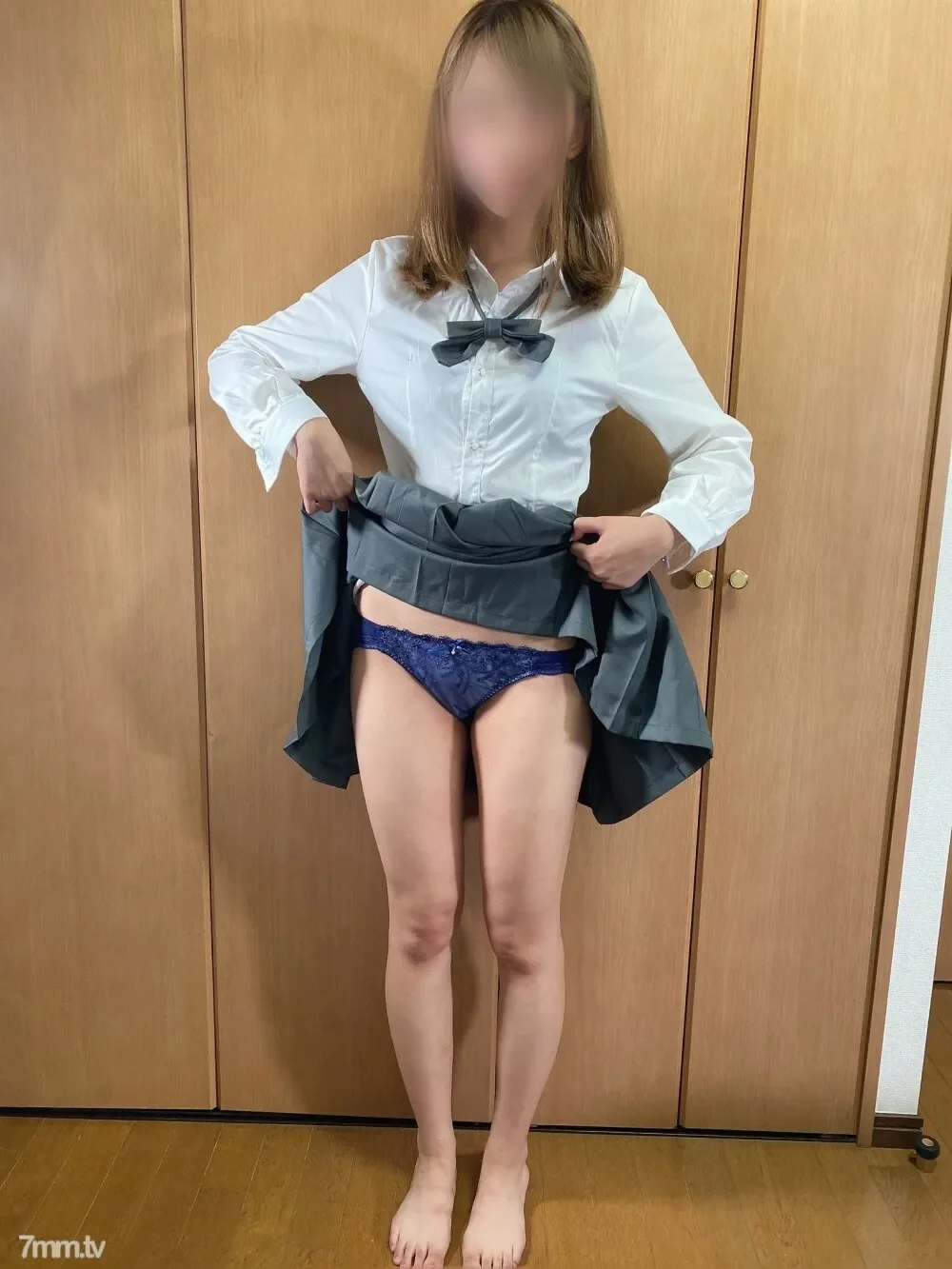 FC2-PPV-1527679 Complete first time shooting  "I'll do my best to repay my scholarship!!" *Full face revealed A poor student working at a bakery graduates from virginity in his first AV shoot! Massive creampie while having his toes licked