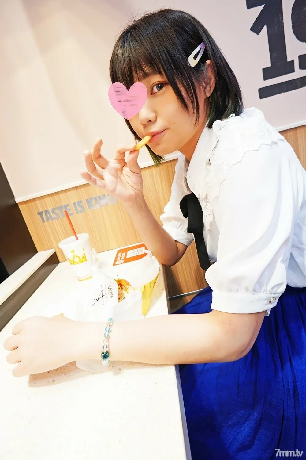 FC2-PPV-3067368 [Uncensored] [Unauthorized outflow] "Ah... I'm out ♡" A student part-time job at a popular Western restaurant is crying for the first time!  - Love juice overflowing from a naive dick with little experience of sex.  - A woman who suck...