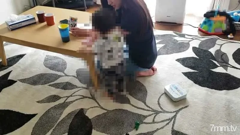 FC2-PPV-1055119 Individual  While there are playren in the living room ... A beautiful wife who is violated while desperately enduring her voice