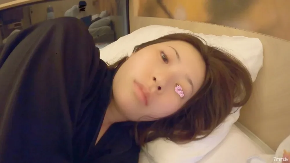 FC2-PPV-1631588 Staying ... The morning when I woke up and embraced her without makeup! [First half of overtime]