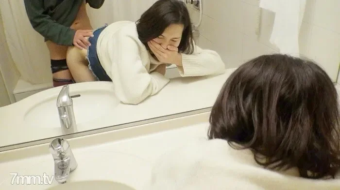 FC2-PPV-1602297 [No amateur individual shooting] A project brought in by a slutty married woman who loves torture!  - Secretly affair creampie sex in the shower room where the husband is!  - A spoiled horny wife who desperately endures her pant voice...